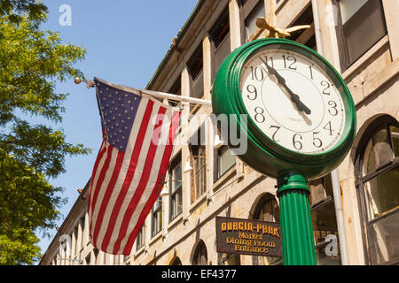 Uhr und amerikanische Flagge außerhalb Durgin Park Restaurant, Faneuil Hall Marketplace, Boston, Massachusetts, USA Stockfoto