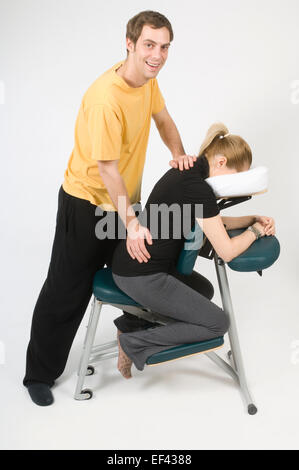 Mann Frau eine Rückenmassage Stockfoto