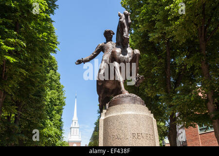 Statue von Paul Revere, alte Nordkirche hinter Nordende, Paul Revere Mall, Boston, Massachusetts, USA Stockfoto