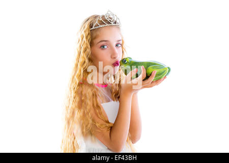 blonde Prinzessin Mädchen küssen eine Kröte Frosch grün wie eine Geschichte Geschichte auf weiß Stockfoto