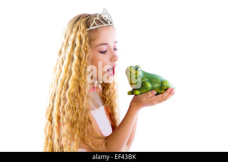 blonde Prinzessin Mädchen küssen eine Kröte Frosch grün wie eine Geschichte Geschichte auf weiß Stockfoto