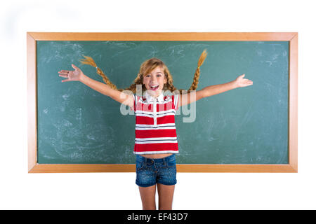 Geflochtene blonde Studentin spielen im grünen Tafel mit Zöpfen im Klassenzimmer Stockfoto