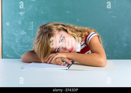 Langweilige traurigen Ausdruck Schüler Schülerin auf Klassenzimmer Schreibtisch bei der Schulbehörde grüne Kreide Stockfoto