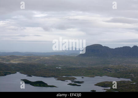 Suilven Quinag und Loch Sionascaig an einem bewölkten nebligen Tag von Stac Pollaidh Inverpolly National Nature Reserve Assynt Schottland Stockfoto