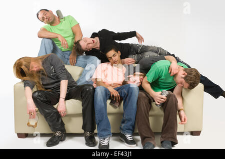 Gruppe von Personen auf einer Couch schlafen Stockfoto