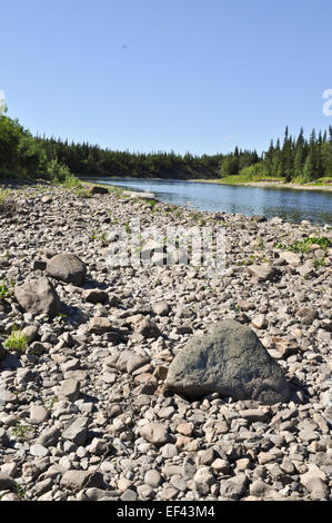 Kiesel-Fluss im Ural. Der Kanal nördlich des Flusses unter der Sonne. Stockfoto