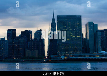 Blick auf Midtown Manhattan East River Waterfront mit der UNO-Hauptsitz in New York, NY, USA. Stockfoto