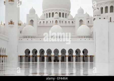 Hauptplatz der großen Moschee von Sheikh Zayed, Abu Dhabi, VAE Stockfoto