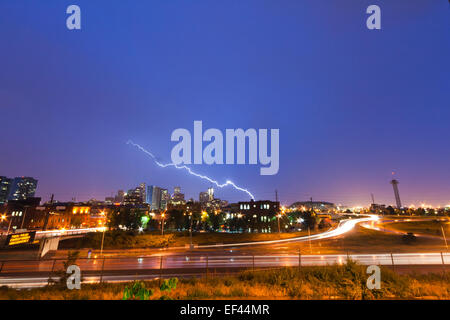 Blitzschlag über der Skyline von Denver Colorado Stockfoto