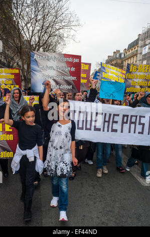 Paris, Frankreich, Französisch arabische Muslime demonstrieren gegen Islamophobie, Rassismus, bei Protesten, Jugendliche mit Protest Zeichen marschieren auf Straße Stockfoto