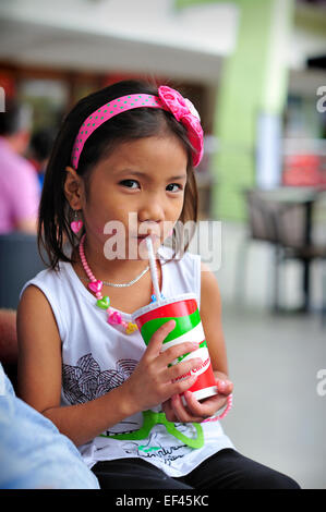 Junge Filipina trinken Milch Shake Ayala Center Cebu City, Philippinen Stockfoto