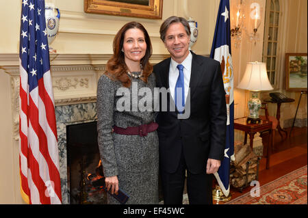 Antony Blinken und seine Frau, Assistant Secretary Of State for Educational and Cultural Affairs Evan Ryan, Lächeln, bevor er als neuen stellvertretenden Secretary Of State von US-Außenminister John Kerry, an das US-Außenministerium in Washington, D.C., am 9. Januar 2015 vereidigt wurde. Stockfoto