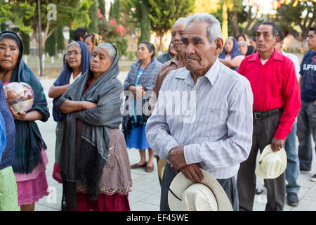 San Sebastian Abasolo, Oaxaca, Mexiko - Pfarrleute warten San Sebastian Abasolo katholischen Kirche für Masse eingeben. Stockfoto