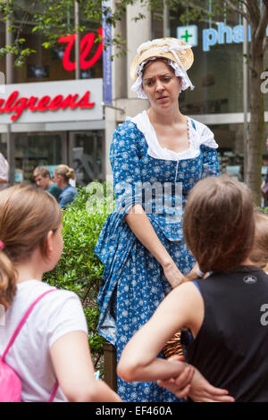 Reiseleiter, gekleidet in traditioneller Tracht im Gespräch mit Kindern, Freedom Trail, Boston, Massachusetts, USA Stockfoto