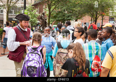 Reiseleiter, gekleidet in traditioneller Tracht im Gespräch mit Kindern, Freedom Trail, Boston, Massachusetts, USA Stockfoto