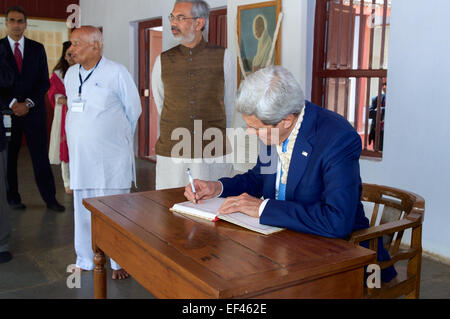 US-Außenminister John Kerry unterschreibt das Gästebuch nach dem Besuch der Sabarmati Ashram - dem Mahatma Gandhi lebte und seine berühmten Salz März - während eines Besuchs nach Ahmedabad, Indien, am 11. Januar 2015 gestartet. Stockfoto