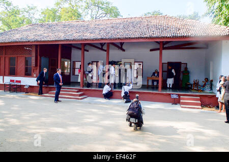 US-Außenminister John Kerry unterschreibt das Gästebuch nach dem Besuch der Sabarmati Ashram - dem Mahatma Gandhi lebte und seine berühmten Salz März - während eines Besuchs nach Ahmedabad, Indien, am 11. Januar 2015 gestartet. Stockfoto