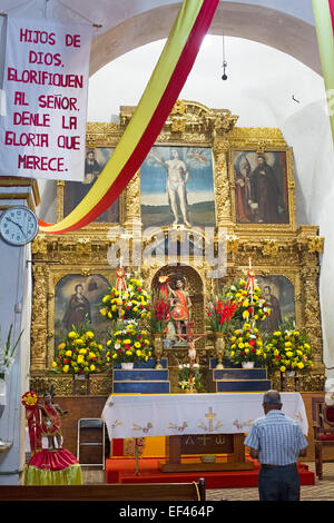 San Sebastian Abasolo, Oaxaca, Mexiko - betet ein Mann vor der Messe in San Sebastian Abasolo katholischen Kirche. Stockfoto