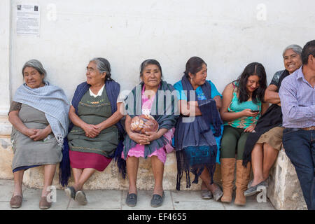 San Sebastian Abasolo, Oaxaca, Mexiko - Frauen warten auf Masse außerhalb San Sebastian Abasolo katholischen Kirche beginnen. Stockfoto
