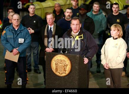 Newark, New Jersey, USA. 26. Januar 2015. Gouverneur von New Jersey, Chris Christie und Lt. Governor Kim Guadagno sprechen Sie mit den Medien zusammen mit der Abteilung Transport Kommissar Jamie Fox, Vorstand der Stadtwerke Präsident Richard S. Mroz, State Police Superintendent Oberst Rick Fuentes und NJ Transit Stellvertretender Geschäftsführender Direktor Neil Yellin nach einer Dringlichkeitssitzung Winter Sturm Juno vorzubereiten, die voraussichtlich bis zu zwei Füße von Schnee in den nordöstlichen Vereinigten Staaten am Newark Department of Transportation Jan. 26 dump , 2015 in Newark, NJ Credit: Planetpix/Alamy Live Ne Stockfoto