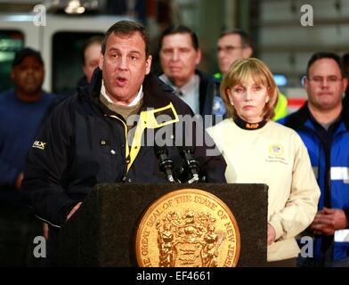 Newark, New Jersey, USA. 26. Januar 2015. Gouverneur von New Jersey, Chris Christie und Lt. Governor Kim Guadagno sprechen die Medien nach einer Dringlichkeitssitzung auf Winter Sturm Juno vorzubereiten, wird voraussichtlich bis zu zwei Füße von Schnee in den nordöstlichen Vereinigten Staaten am Newark Department of Transportation 26. Januar 2015 in Newark, NJ Credit dump: Planetpix/Alamy Live News Stockfoto