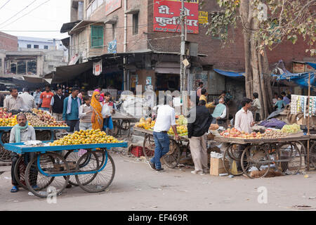 Agra, Indien, Südasien. Kinari Basar, Obst- und Gemüse Stände Stockfoto