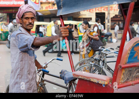 Agra, Indien, Südasien. Fahrrad-Rikscha-Fahrer warten auf Kunden auf Kinari Basar Stockfoto