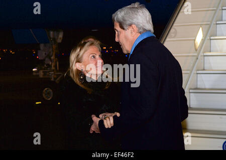 US-Botschafter in Frankreich Jane Hartley begrüßt US-Außenminister John Kerry nach Frankreich, als er bei Le Bourget Flughafen außerhalb von Paris, Frankreich, am 15. Januar 2015, Hommage an die Opfer der letzten Woche Angriffe auf Charlie Hebdo Magazine, ein paar Straßen der Stadt und ein koscheres Lebensmittelgeschäft ankommt. Stockfoto