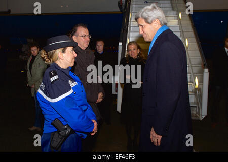 US-Außenminister John Kerry, flankiert von Präfekten Philippe Riffault und US-Botschafter in Frankreich Jane Hartley, spricht Französisch Gendarmerie Kapitän Benhafessa Cecile als er bei Le Bourget Flughafen außerhalb von Paris, Frankreich, am 15. Januar 2015, Hommage an die Opfer der letzten Woche Angriffe auf Charlie Hebdo Magazine, ein paar Straßen der Stadt und ein koscheres Lebensmittelgeschäft ankommt. Stockfoto