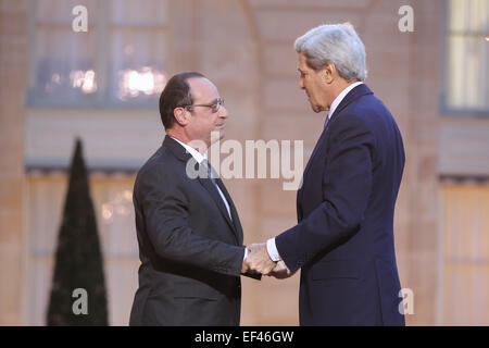 Der französische Präsident François Hollande begrüßt US-Außenminister John Kerry in den Élysée-Palast in Paris, Frankreich, 16. Januar 2015. Der Sekretär besucht die französische Hauptstadt Hommage an die Opfer der Angriffe letzte Woche in Paris und die Unterstützung der Vereinigten Staaten für das französische Volk und unser anhaltendes Engagement für jede Hilfeleistung erforderlich wiederholen. Stockfoto