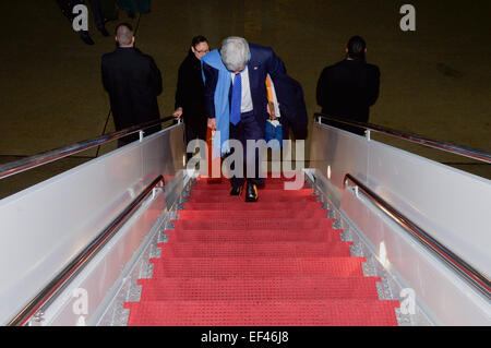 US-Außenminister John Kerry besteigt ein Flugzeug auf Andrews Air Force Base in einem Vorort von Washington am 21. Januar 2015, wie er sich für London, UK, und ein Treffen von Mitgliedern der Anti-ISIL-Koalition macht. Stockfoto