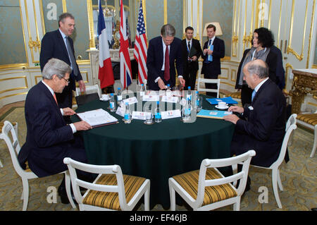 US-Außenminister John Kerry Bewertungen seiner Notizen vor Treffen mit britischen Außenminister Philip Hammond, Center und der französische Außenminister Laurent Fabius, rechts, im Lancaster House in London, Vereinigtes Königreich, vor einem größeren treffen Zähler-ISIL Koalitionspartner am 22. Januar 2015. Stockfoto