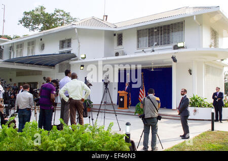 US-Außenminister John Kerry Adressen Reporter während einer Pressekonferenz in das US-Generalkonsulat Residenz in Lagos, Nigeria, nachdem er mit der nigerianische Präsident Goodluck Jonathan und seine Wiederwahl Herausforderer zog sich Major-General Muhammadu Buhari, in Lagos am 25. Januar 2015, für Sitzungen drängen beide Kandidaten, die Ergebnisse ihrer bevorstehenden Parlamentswahlen Abstimmung zu akzeptieren. Stockfoto