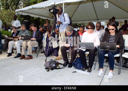 Mitglieder von US-Außenminister John Kerry reist drücken Corps - Michael Gordon von der New York Times, Jay Solomon von The Wall Street Journal, Ken Dilanian von The Associated Press, Nicolas Revise der Agence France-Press, Carol Morello von der Washington Post und Sangwon Yoon von Bloomberg News - machen Sie sich Notizen während der Sekretär während einer Pressekonferenz in das US-Generalkonsulat Residenz in Lagos spricht , Nigeria, nachdem er mit der nigerianische Präsident Goodluck Jonathan und seine Wiederwahl Herausforderer, Major-General Muhammadu Buhari, in Lagos am 25. Januar 2015, für Sitzungen drängen beide zurückgezogen Stockfoto