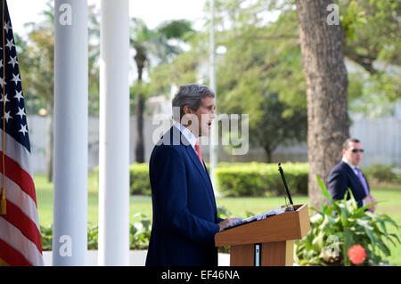 US-Außenminister John Kerry Adressen Reporter während einer Pressekonferenz in das US-Generalkonsulat Residenz in Lagos, Nigeria, nachdem er mit der nigerianische Präsident Goodluck Jonathan und seine Wiederwahl Herausforderer zog sich Major-General Muhammadu Buhari, in Lagos am 25. Januar 2015, für Sitzungen drängen beide Kandidaten, die Ergebnisse ihrer bevorstehenden Parlamentswahlen Abstimmung zu akzeptieren. Stockfoto