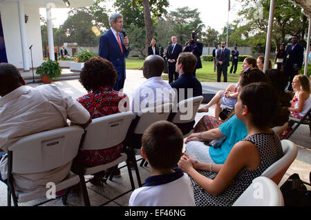 US-Außenminister John Kerry spricht Mitarbeiter und Familienangehörige in das US-Generalkonsulat Residenz in Lagos, Nigeria, nachdem die Sekretärin mit der nigerianische Präsident Goodluck Jonathan und seine Wiederwahl Herausforderer im Ruhestand Major-General Muhammadu Buhari, in Lagos am 25. Januar 2015, für Gespräche drängen beide Kandidaten, die Ergebnisse ihrer bevorstehenden Parlamentswahlen Abstimmung zu akzeptieren. Stockfoto