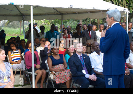 US-Außenminister John Kerry spricht Mitarbeiter und Familienangehörige in das US-Generalkonsulat Residenz in Lagos, Nigeria, nachdem die Sekretärin mit der nigerianische Präsident Goodluck Jonathan und seine Wiederwahl Herausforderer im Ruhestand Major-General Muhammadu Buhari, in Lagos am 25. Januar 2015, für Gespräche drängen beide Kandidaten, die Ergebnisse ihrer bevorstehenden Parlamentswahlen Abstimmung zu akzeptieren. Stockfoto