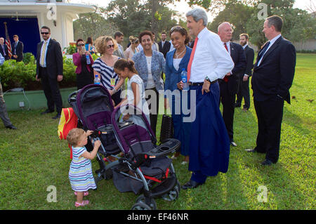 US-Außenminister John Kerry spricht für Mitarbeiter und Familienangehörige, die er gerade, in das US-Generalkonsulat Residenz in Lagos, Nigeria angesprochen, nachdem die Sekretärin mit der nigerianische Präsident Goodluck Jonathan und seine Wiederwahl Herausforderer kennengelernt hatte, zog sich Major-General Muhammadu Buhari, in Lagos am 25. Januar 2015, für Gespräche drängen beide Kandidaten, die Ergebnisse ihrer bevorstehenden Parlamentswahlen Abstimmung zu akzeptieren. Stockfoto