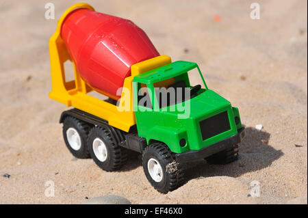 des Kindes Spielzeug Zement-LKW an einem Sandstrand im Sommer. Stockfoto