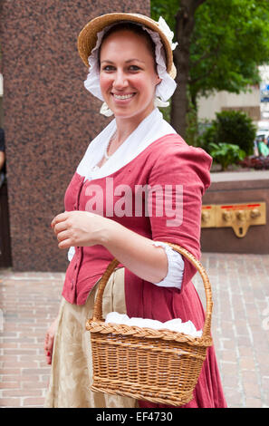 Frau in kolonialen Tracht gekleidet mit einem Weidenkorb, Freedom Trail, Boston, Massachusetts, USA Stockfoto