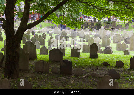 Grabsteine auf Gräbern, Old Granary Burying Ground, Tremont Street, Boston, Massachusetts, USA Stockfoto