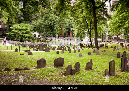 Grabsteine auf Gräbern, Old Granary Burying Ground, Tremont Street, Boston, Massachusetts, USA Stockfoto
