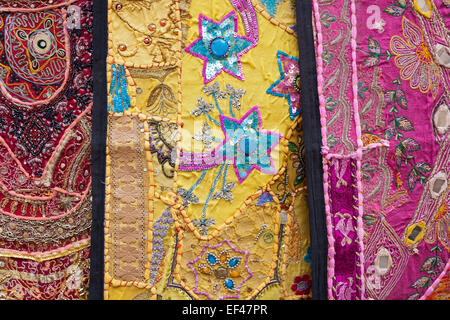 Jaisalmer, Rajasthan, Indien. Farbenfrohe Stoffe für den Verkauf auf dem Markt, Jaisalmer Fort Stockfoto