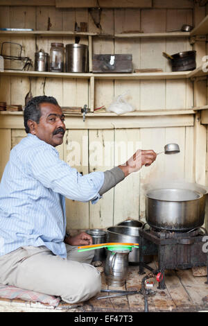 Jaisalmer, Rajasthan, Indien. Am Straßenrand Tee Hersteller Stockfoto