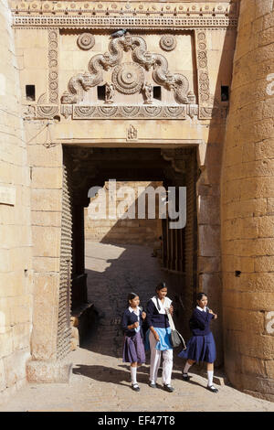 Jaisalmer, Rajasthan, Indien. Junge Studentinnen Fuß durch das Tor von Sural Pol in Jaisalmer Fort Stockfoto