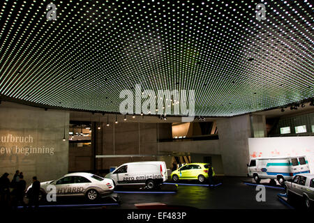 Mercedes-Benz Museum, Stuttgart, Deutschland-Dezember 7. 2014:Floor eine neue Ära der Anfang mit fantastischen Decke im Inneren ein Museum Stockfoto