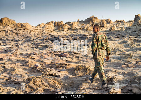 Soldat in Salzwassersee, Dallol, Danakil Wüste, Äthiopien, Afrika Stockfoto