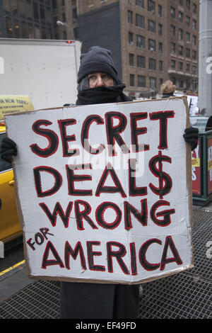 New York, USA. 26. Januar 2015. New Yorker protestieren die geheimen Verhandlungen um die Trans-Pacific Partnership, ein Handelsabkommen zwischen den USA und 11 andere Nationen in NYC wird durch "Big Money" Konzerne und Abschottung von der Stimme von 99 %, wie es der durchschnittliche Arbeiter von vielen Ländern als auch die Umwelt auswirken wird. Bildnachweis: David Grossman/Alamy Live-Nachrichten Stockfoto