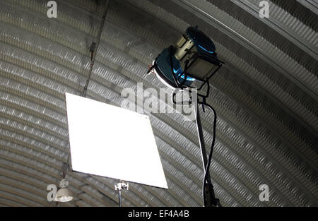 Professional-Projektor Licht aus einem Filmstudio. Das Licht ist in der Szene Stockfoto