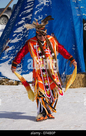 Aborigine-Mann ein zeremonieller Tanz bei einem Winterfestival Stockfoto